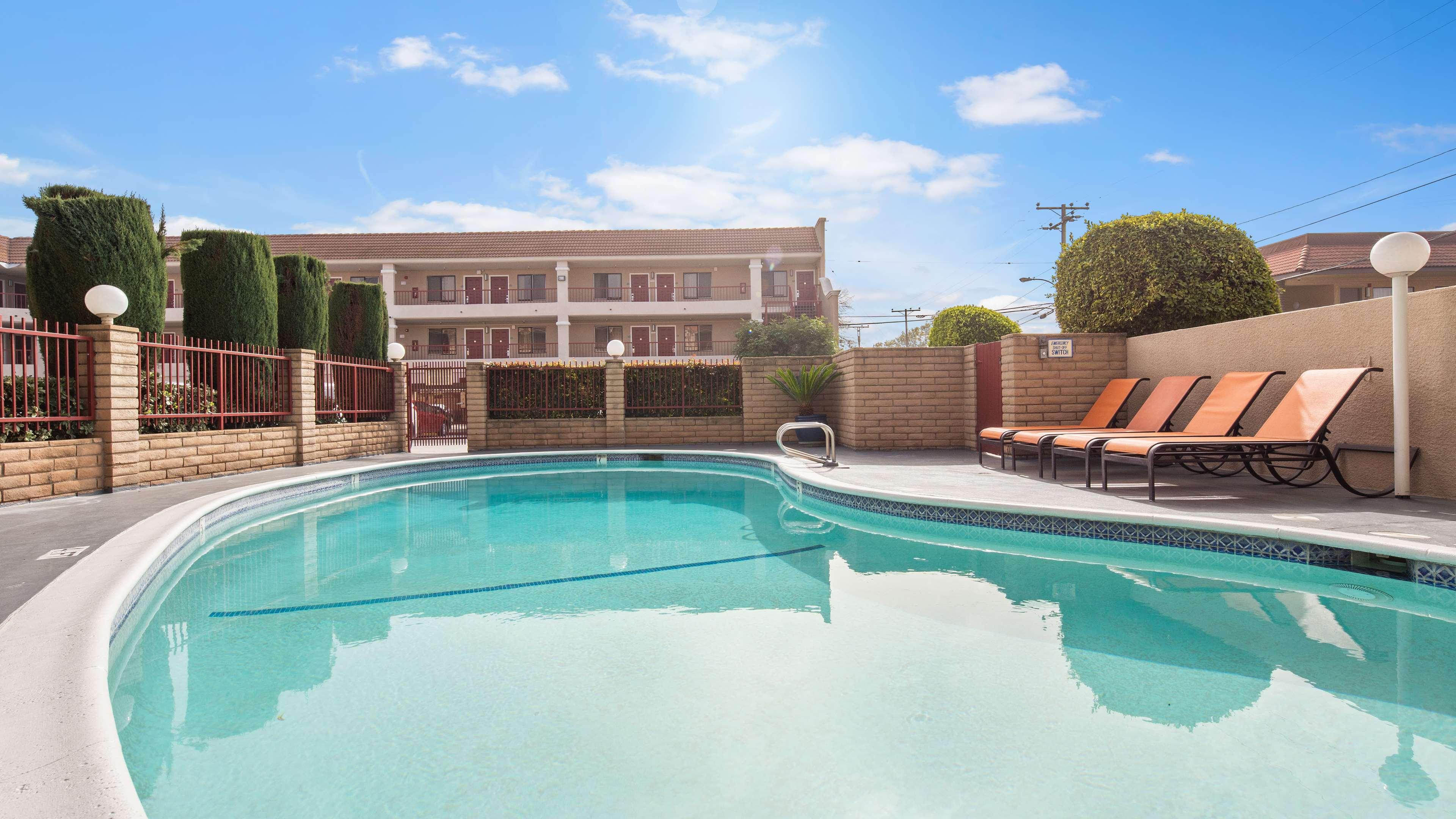 Best Western Pasadena Royale Inn & Suites Екстер'єр фото