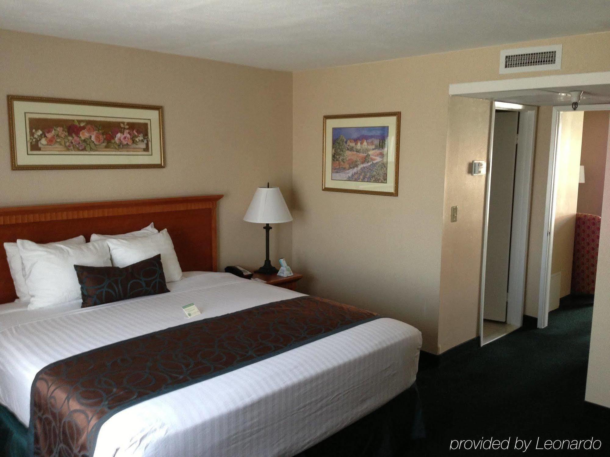 Best Western Pasadena Royale Inn & Suites Екстер'єр фото